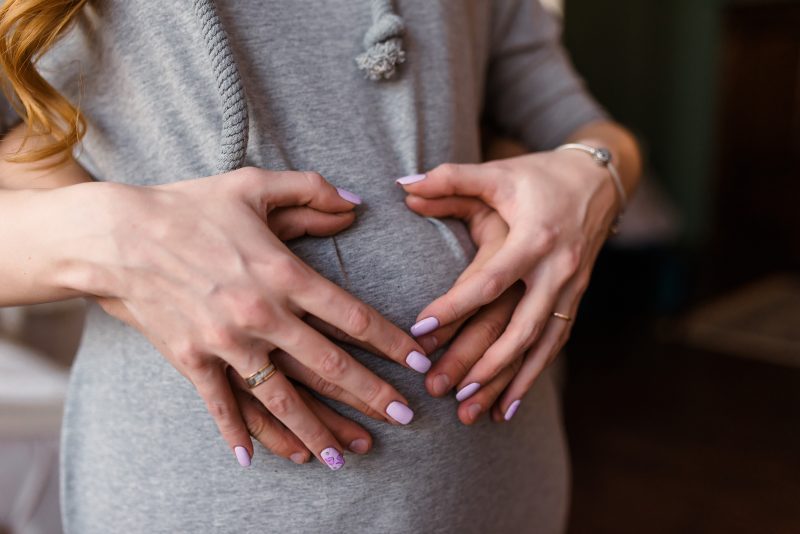 Jak wykonać hybrydowy manicure w trakcie ciąży