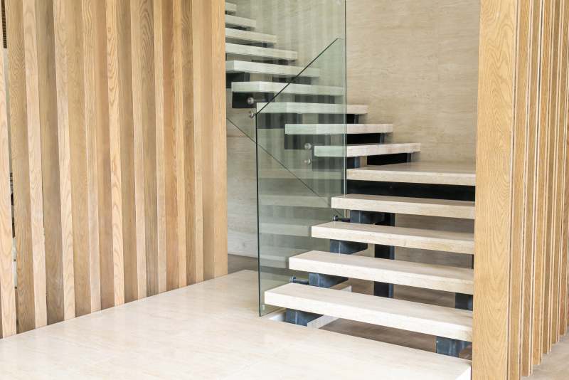 Aranżacje schodów azurowych wewnątrz domu: Wybór idealnych schodów otwartych