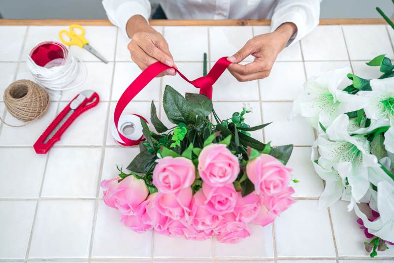 Jak utrzymać świeżość ciętych róż w wazonie? Skuteczne sposoby przedłużenia trwałości kwiatów.