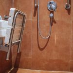 Czy lepsze siedzisko prysznicowe wolnostojące czy mocowane do ściany?