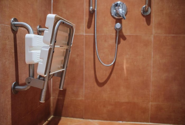 Czy lepsze siedzisko prysznicowe wolnostojące czy mocowane do ściany